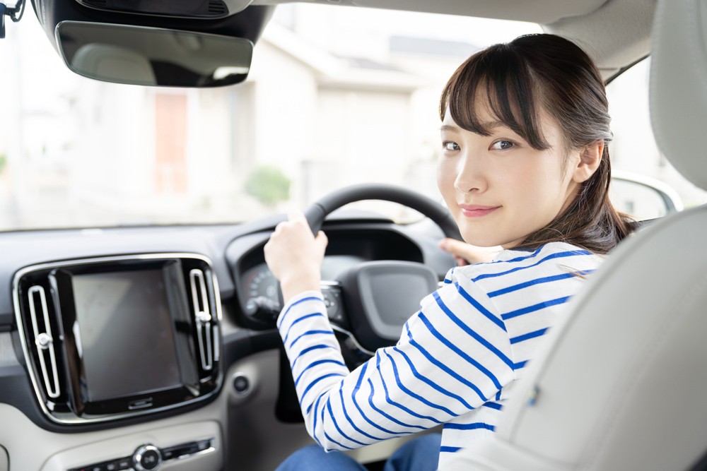 運転中の大学生女性