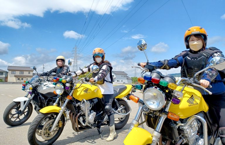 富山県高岡市の高新自動車学校で二輪免許教習を受ける生徒の様子。大型二輪・普通二輪免許の短期取得を目指して教習中。春の入学金半額キャンペーン実施中。